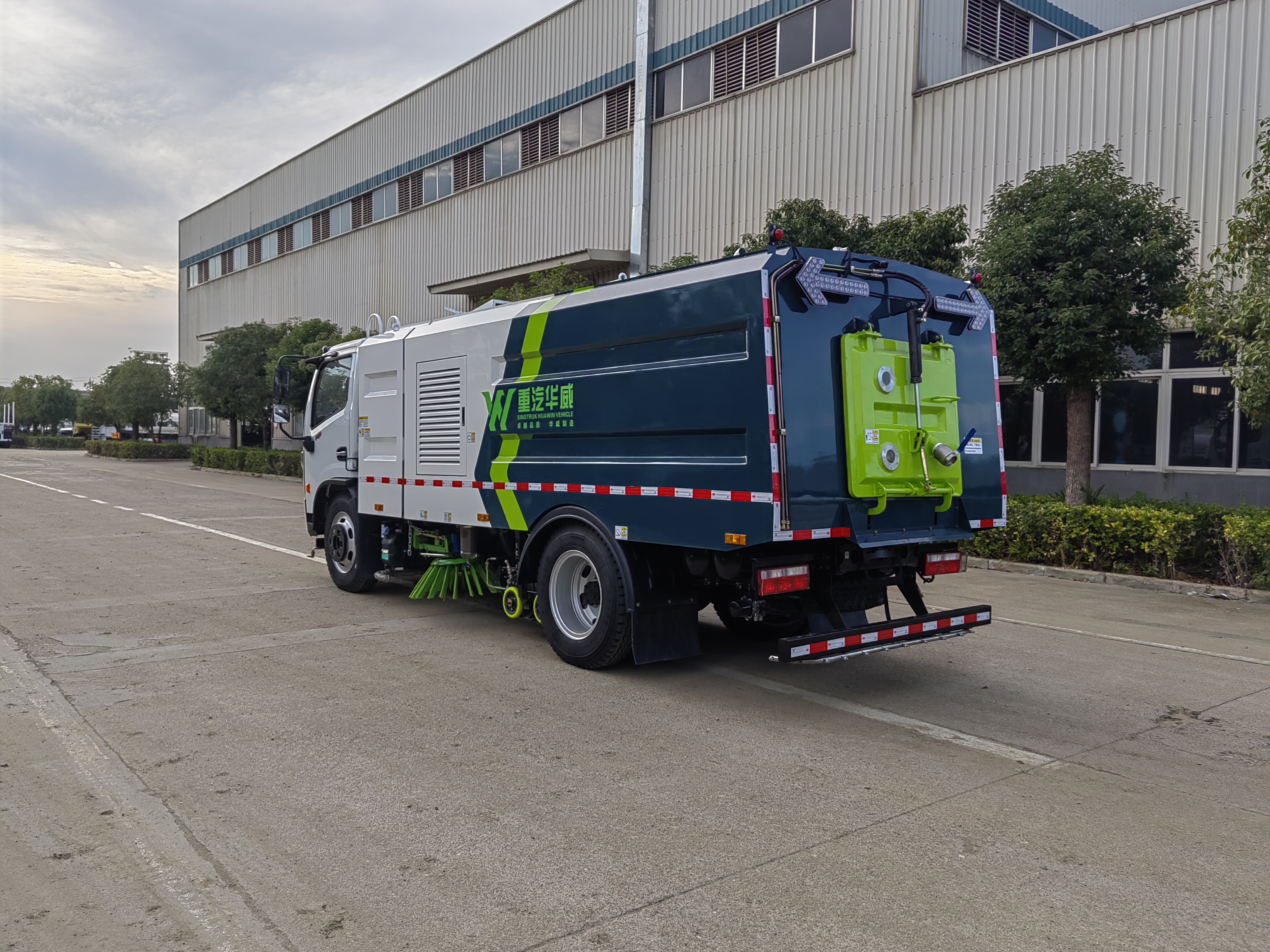 華威馳樂(lè)牌SGZ5129TXSEQ6型洗掃車