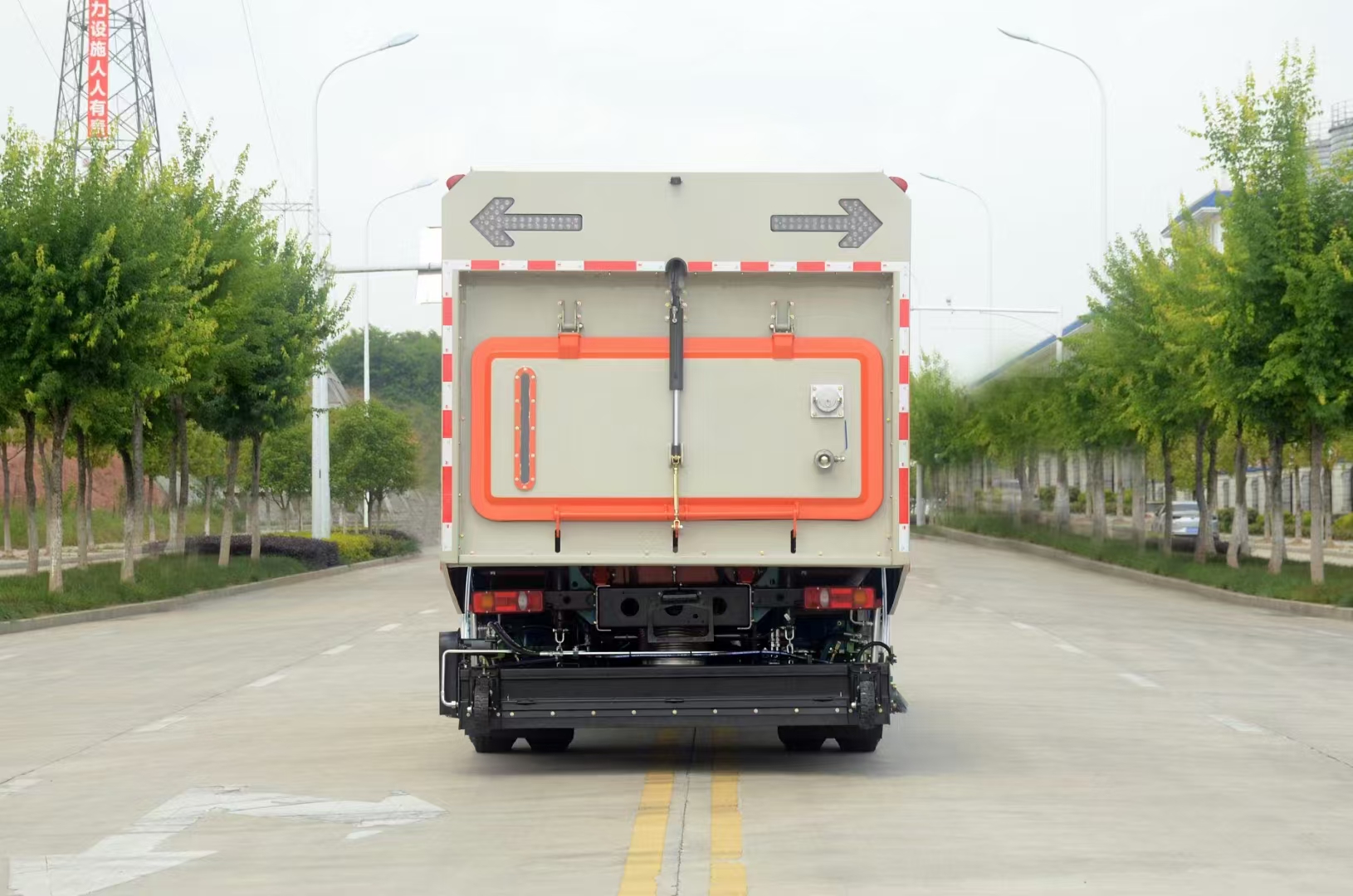 東風(fēng)天錦后滾掃車